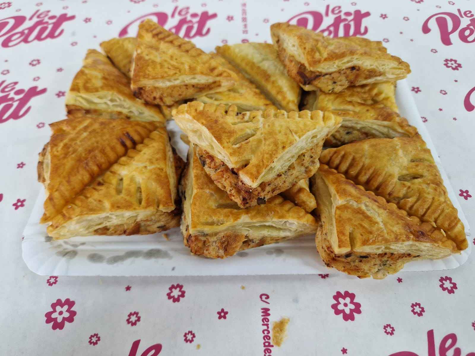 Salados Empanada Gallega Tradicional en bandeja de Le Petit