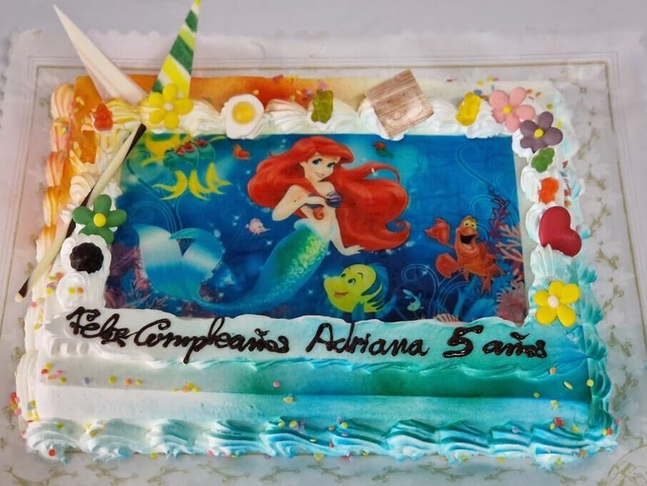 Tarta personalizada con temática de sirena, ideal para fiestas infantiles