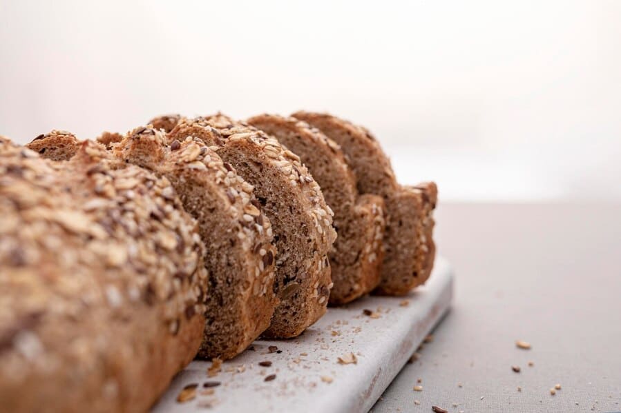 Pan de cereales recién cortado.