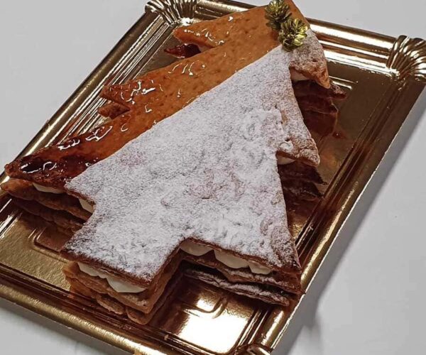 Hojaldre relleno con forma de árbol navideño